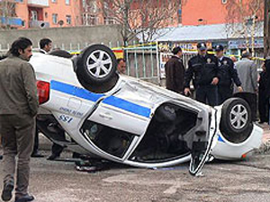 Polis otosu devrildi: 2 yaralı