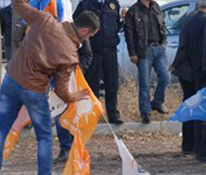 Bakan, Ak Parti bayraklarını indirtti!