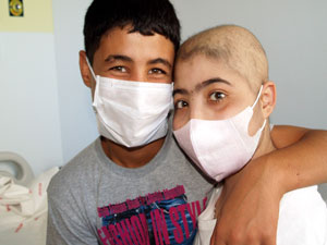 İkizinin iliği ile hayata tutuldu