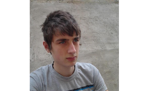 Babası ile ağaç keserken hayatını kaybetti !