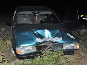 Otomobil telefon direğine çarptı:1 Yaralı