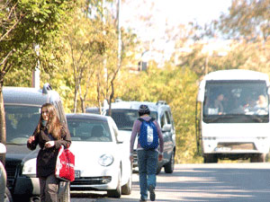 Kaldırım otopark oldu, yayalar yolda yürüdü