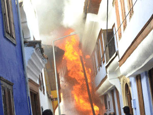 Tarihi dört ev yangında kül oldu