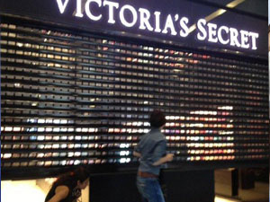 Başbakan geçerken kepenk indirdi