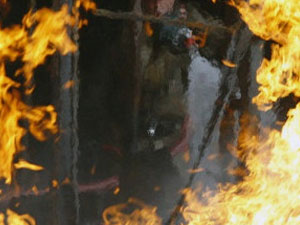 Feci yangın bir aileyi yok etti!