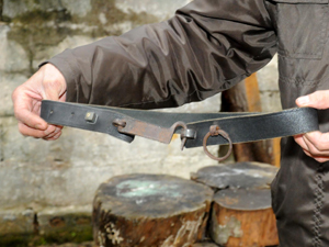 Rizeli kapı kilidinden kemer yaptı