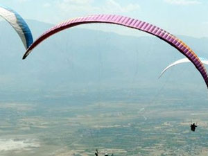 Abant'ta yamaç paraşütü heyecanı
