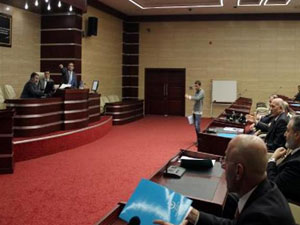 Ayağa kalkmayan müdürlere fırça