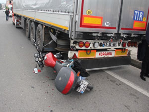 Motosiklet tıra çarptı:1 Yaralı