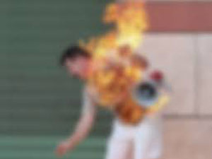 Samsun'da genç kendini yaktı