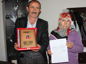 Asker ailesine teşekkür plaketi