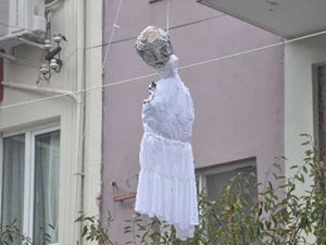 Kız yurdunun önünde tüyler ürperten görüntü