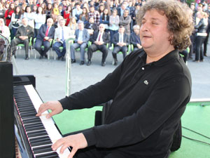 Rize'de çay fabrikasında piyano resitali