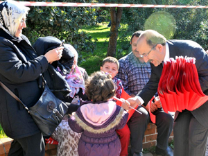 Başkan Gümrükçüoğlu bayrak dağıttı