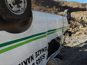 Trabzon'dan dönen cenaze aracı takla attı