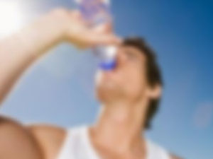 Tineri su zannedip içti !