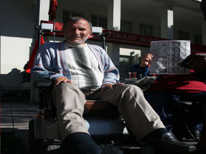 Engellinin ayağını ezip kaçtılar