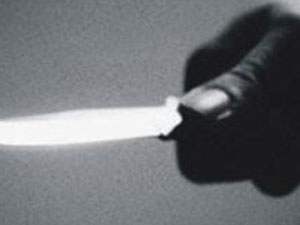 Bakkala gitmeyen ablasını bıçakladı