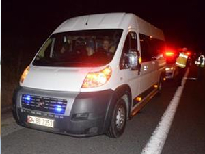 Polis Çakarlı Minibüste 28 Kaçak Yakalandı