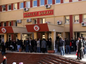 Cezasını adliyede çaycılık yaparak çekiyor