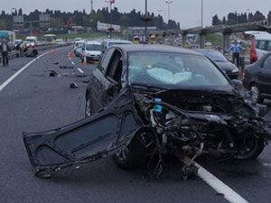 Parçaları yola dağıldı, metrelerce sürüklendi!