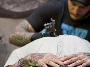 Diyanet: Dövme yaptırmak caiz değil