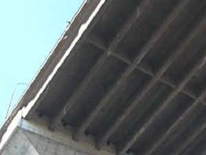 Boğaziçi köprüsü dökülüyor!