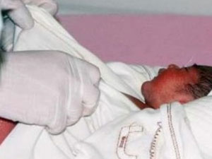 Eteğe sarıp çöpe attılar!