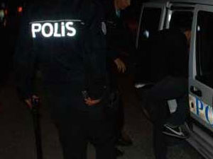 Polis merkezi önünde kavga