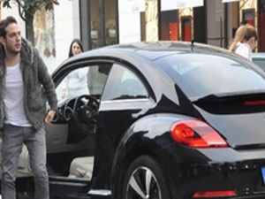 Transfer parasını arabaya yatırdı!