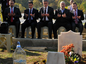 Berk bebek 17 Ağutos Mezarlığı'na defnedildi