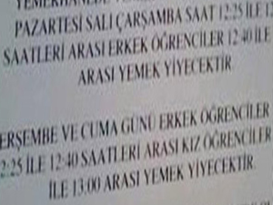 Bu okulda yemek bile haremlik selamlık!