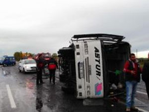 İşçi servisi devrildi:14 yaralı!