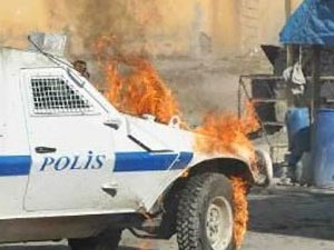 Polis aracını ateşe verdiler