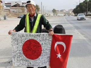 Yürüyerek dünya turu yapan adam...
