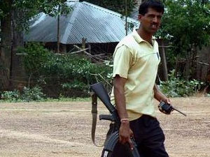 Keşmir'de 2 Polis öldürüldü