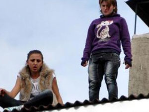 Öğretmenleri için çatıya çıktılar