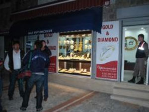 Kadın kuyumcu hırsızı sopayla kovaladı!