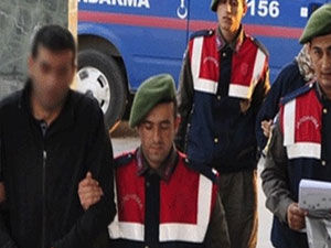 Üvey babasını elleriyle boğdu!...