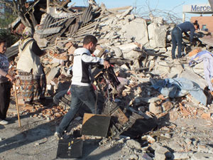 Evleri yıkılan 10 kişilik aile minibüste yaşıyor