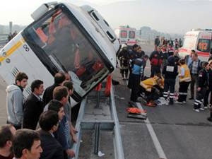 Öğrenci servisi devrildi: 1 ölü, 16 yaralı