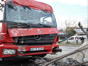 Trabzon'da devrilen elektrik direği korkuttu