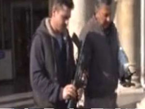 Elinde tüfekle valilik binasına girdi