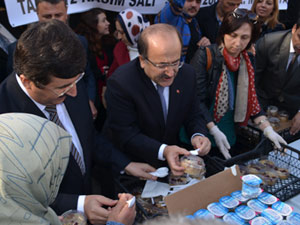 Öz ve Gümrükçüoğlu aşure dağıttı