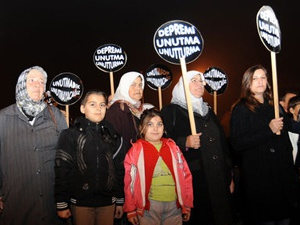 Depremde ölenler 14. yılında anıldı