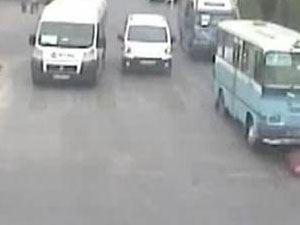 Minibüs yaşlı kadını 5 metre sürükledi