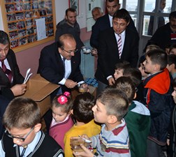 Cuma namazı sonrası vatandaşa aşure dağıtıldı