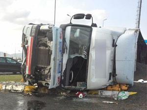 Devrilen tırda 4 yaralı!