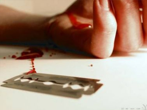 Trabzon'da genç kız bileklerini kesti