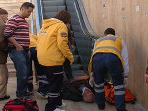 Yürüyen merdivenlerden yuvarlandı...